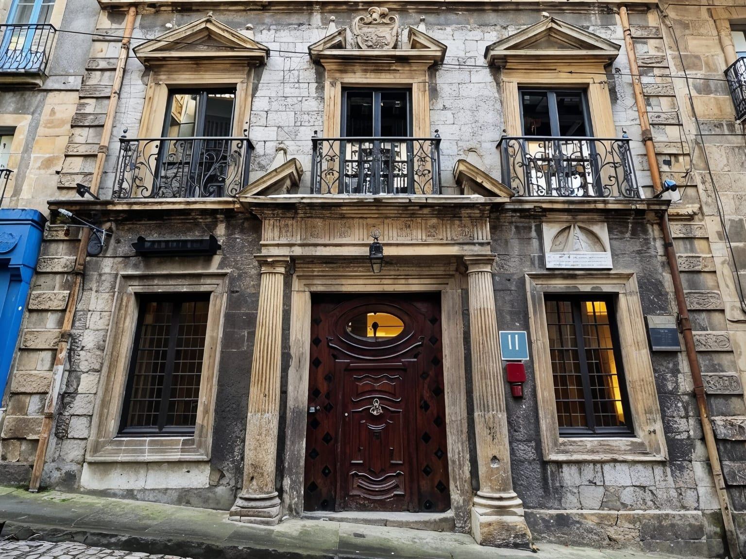 Façade du Palacio Pampinot sur Nagusi Kalea, au centre de Hondarribia